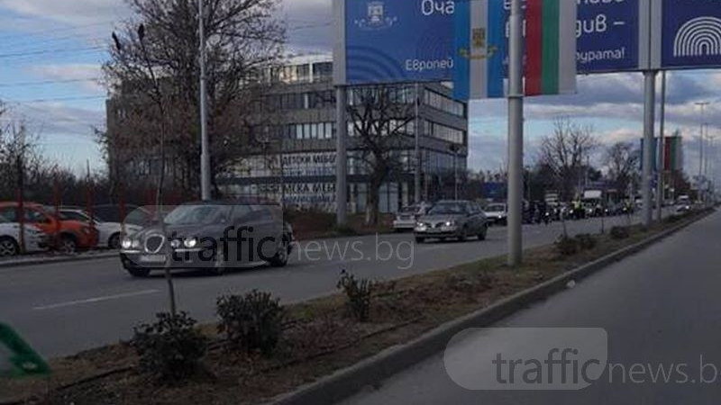 Какво става? Полиция отцепи входа на Пловдив, проверяват коли наред (СНИМКИ)