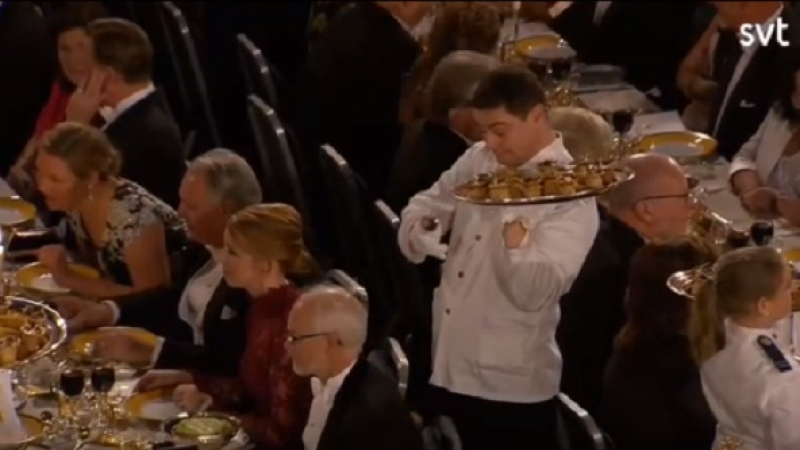 Сервитьор на гала вечерята за Нобеловите награди извърши епичен гаф и попадна на ВИДЕО