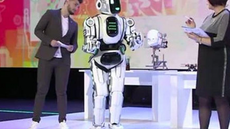 Супер робот се оказа човек в костюм (ВИДЕО)