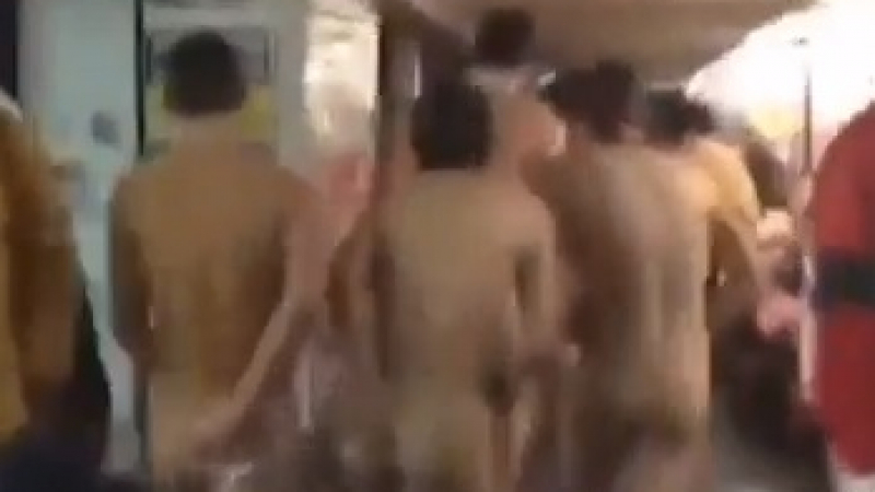 Скандално! Чисто голи мъже тичат из центъра на Киев (ВИДЕО 18+)