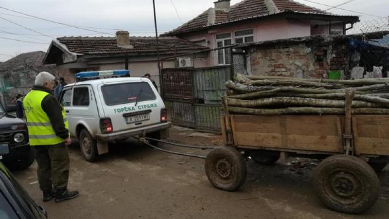 Полиция окупира ромските квартали край Бургас за мащабна акция (СНИМКИ)