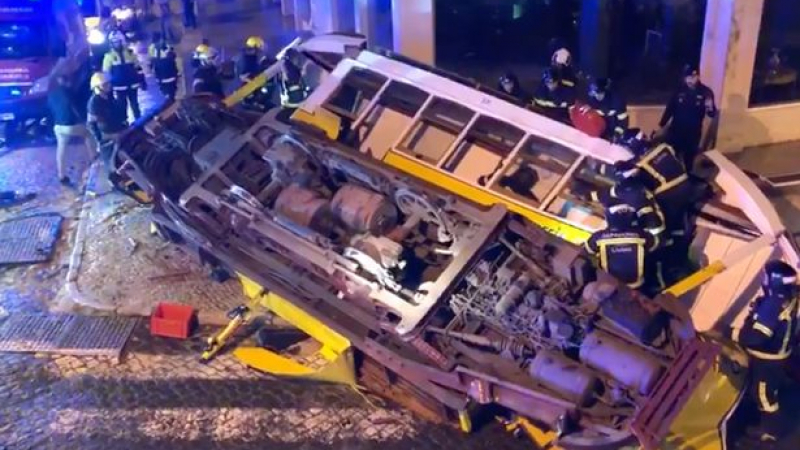 Трамвай дерайлира в Лисабон, настана истински ужас (СНИМКИ)