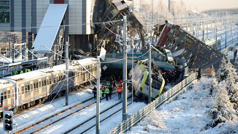 Ужасната катастрофа на високоскоростен влак в Турция се появи на ВИДЕО