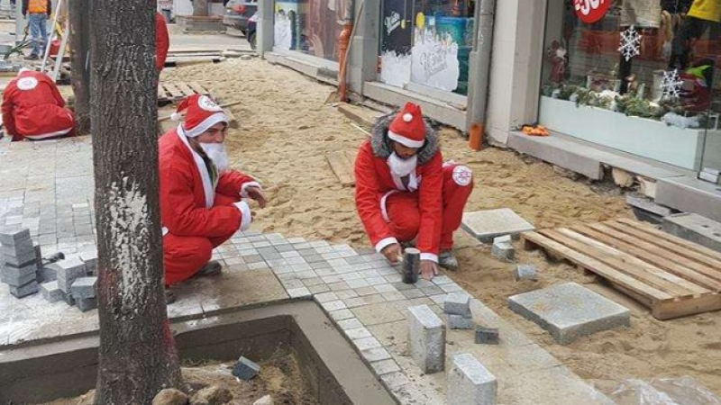 Дядо Коледа се зае с ремонта на "Графа" (СНИМКИ)