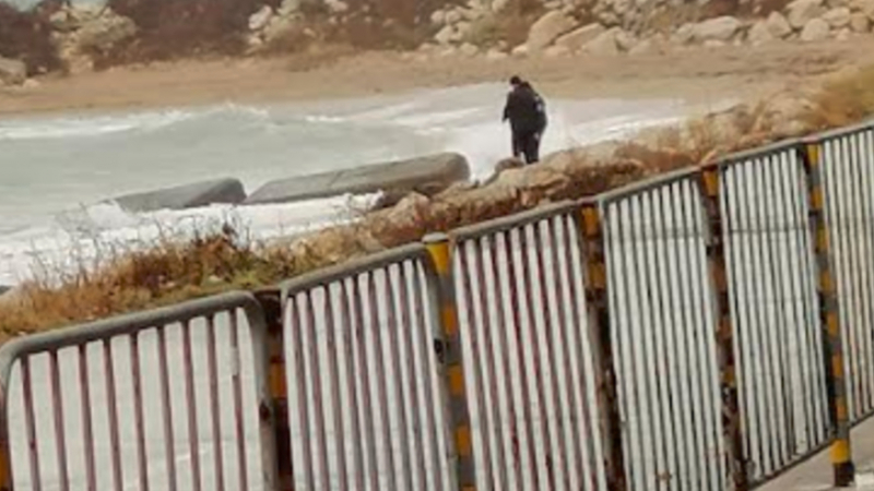 Нова трагедия! Морето изхвърли човешко тяло на плажа във Варна (СНИМКА)