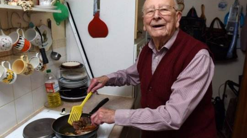 Удивително жизнен столетник сподели двете тайни на дълголетието си и удиви всички! (СНИМКИ)