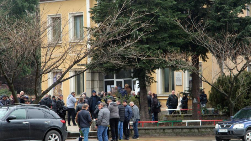 Стотици изпратиха до гроба шефа на КАТ-Казанлък, в Бузовград никой не вярва, че се е самоубил (СНИМКИ) 