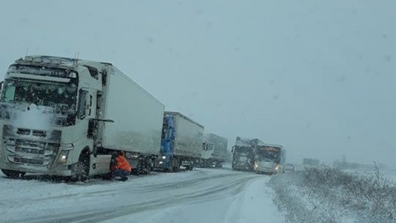 Снегът блокира страната! АПИ въведе важни ограничения заради обилните валежи и огромните тапи (СНИМКИ)
