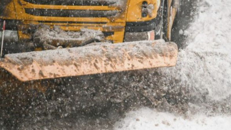 Инцидент със снегопочистваща машина затвори пътя Кюстендил-Дупница