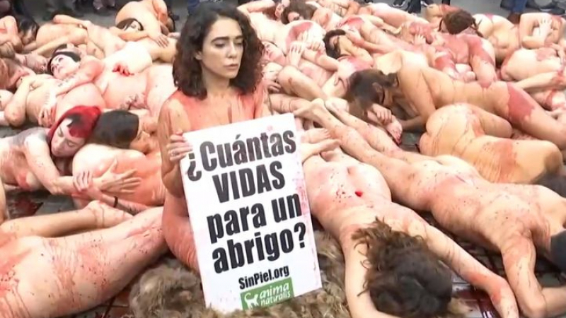 Десетки се съблякоха голи насред Барселона (ВИДЕО 18+)