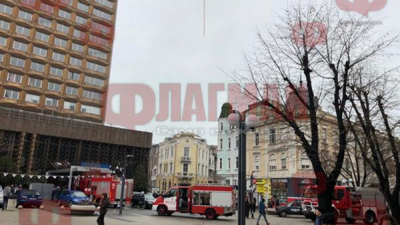 Паника в Бургас! Гъст дим излиза от известен хотел (СНИМКА)