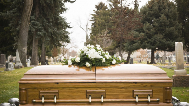 Погребално шествие се насочило към болница заради странни звуци от ковчега