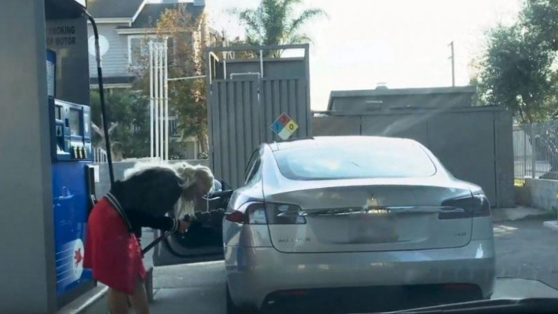Вижте как блондинка се опитва да зареди Tesla с бензин