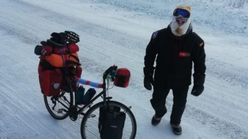 Испански турист подкара колело при минус 50 градуса до езерото Байкал и си изпати жестоко (СНИМКИ/ВИДЕО)