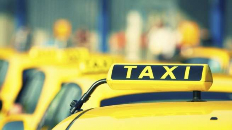 Таксиджия остана втрещен от багажа, който клиент забрави в колата му (СНИМКА)