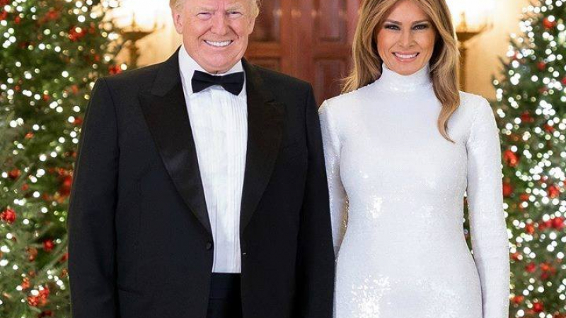 Доналд и Мелания Тръмп греят като младоженци на официалната си коледна СНИМКА