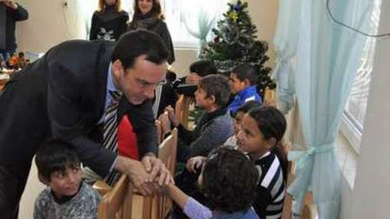 Кметът на Бургас се превърна в Дядо Коледа заради дечица