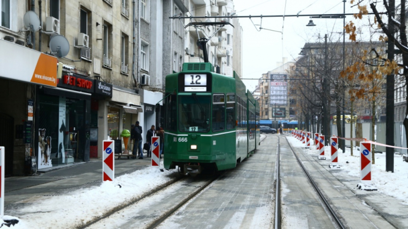 Меле с пешеходец блокира две трамвайни линии край Пирогов