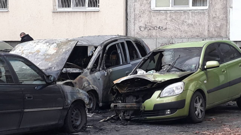 БЛИЦ TV: Ето ги изпепелените от среднощния огнен ад коли в Пловдив