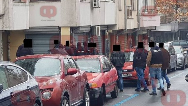 Акция! Въоръжени до зъби полицаи щурмуват апартамент в центъра на Бургас