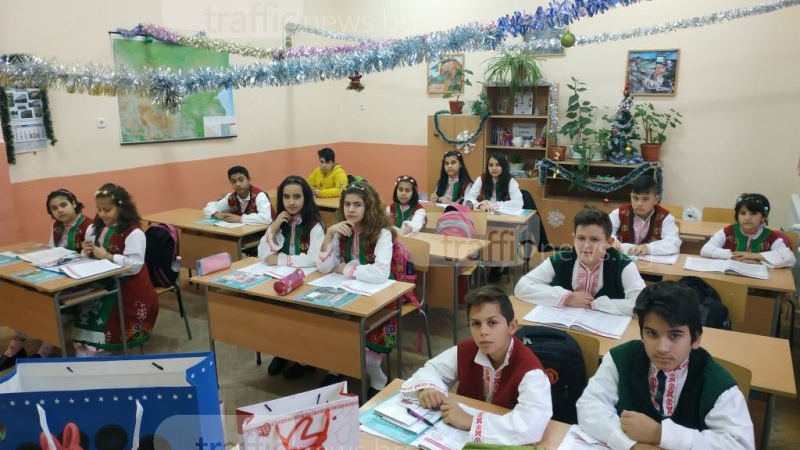 Деца от различни етноси в Ябълково смениха ученическите униформи с народни носии (СНИМКИ)