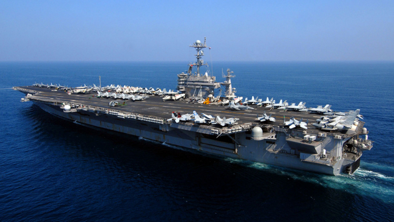 Напрежение! 30 ирански кораба са обкръжили американски самолетоносач в Персийския залив и са изстреляли ракети