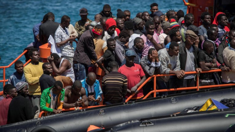 Испански кораб спаси повече от 300 африкански мигранти в Средиземно море