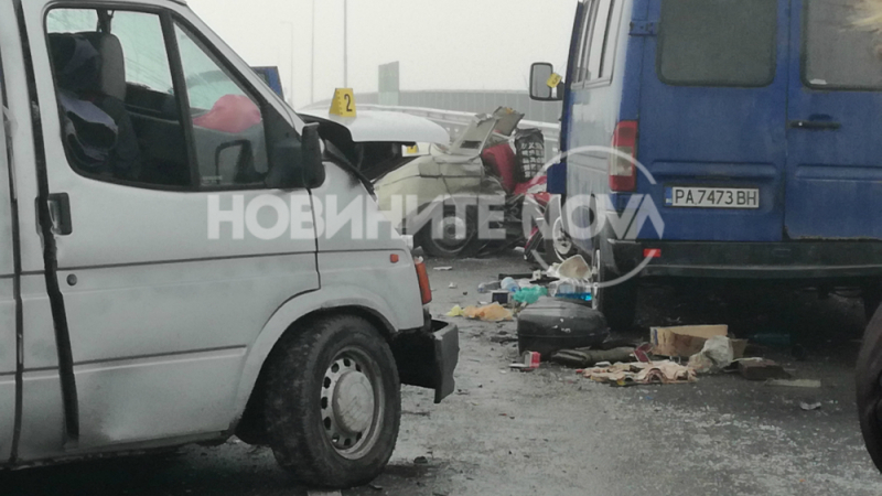 Първи СНИМКИ и ВИДЕО от кошмарната катастрофа с 5 трупа на надлеза край Звъничево