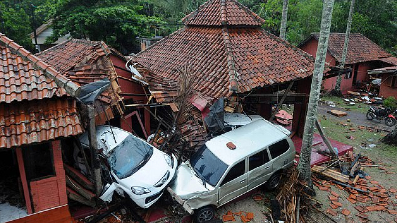 Чудо в Индонезия след смъртоносното цунами! Извадиха от под руините... (СНИМКИ/ВИДЕО)