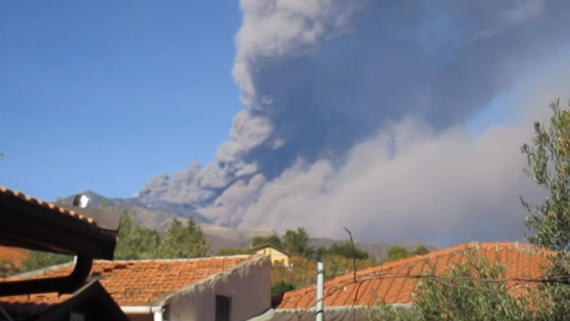 Изригна вулканът Етна, чу се експлозия, затвориха летището в Катания (СНИМКИ/ВИДЕО)