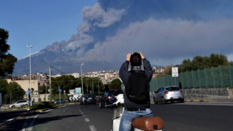 Адът в Италия не свършва! След експлозията и изригването на вулкана Етна, Сицилия не спира да... (СНИМКИ)