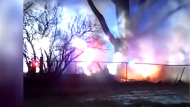 Ужасяващо ВИДЕО показва как самолет се разбива в жилищни сгради