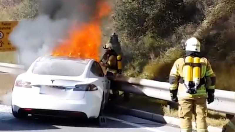 Безвредни ли?! Tesla Model S гори и бълва страшни отрови, 35 пожарникари я гасят с над 11 тона вода и пак пламва! (СНИМКИ/ВИДЕО)