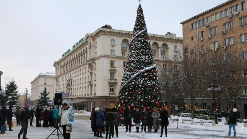 Скандалът не стихва: Протестъри гневни, че флашмобът им около елхата на Москва в София бил осмян в мрежата