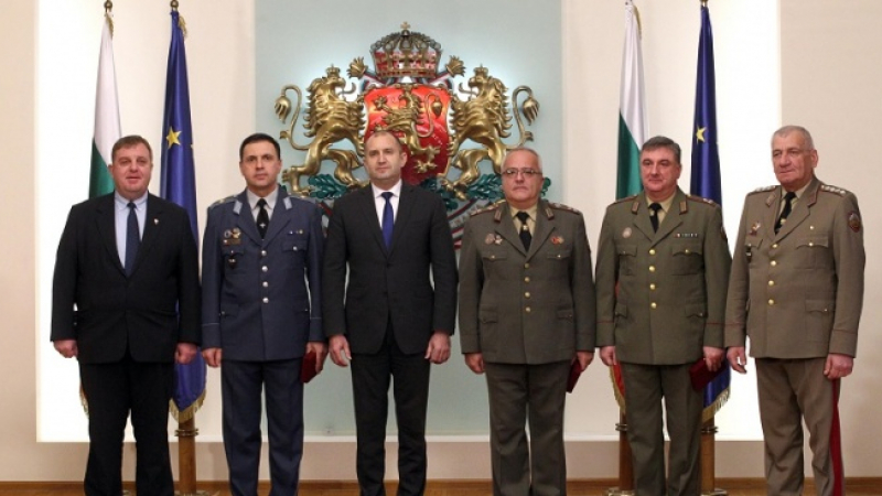 Румен Радев връчи генералски пагони на военнослужещи, удостоени с висше офицерско звание (снимки)