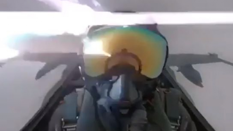 Кошмар в небето! Мълния удари изтребител F/A-18 Hornet (ВИДЕО)