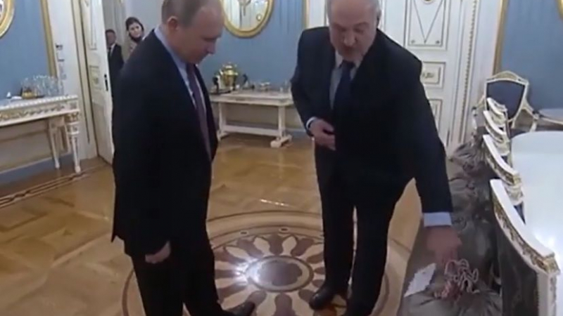 Мустакат Дядо Мраз дари Путин с четири чувала картофи и нещо изключително вредно (ВИДЕО)