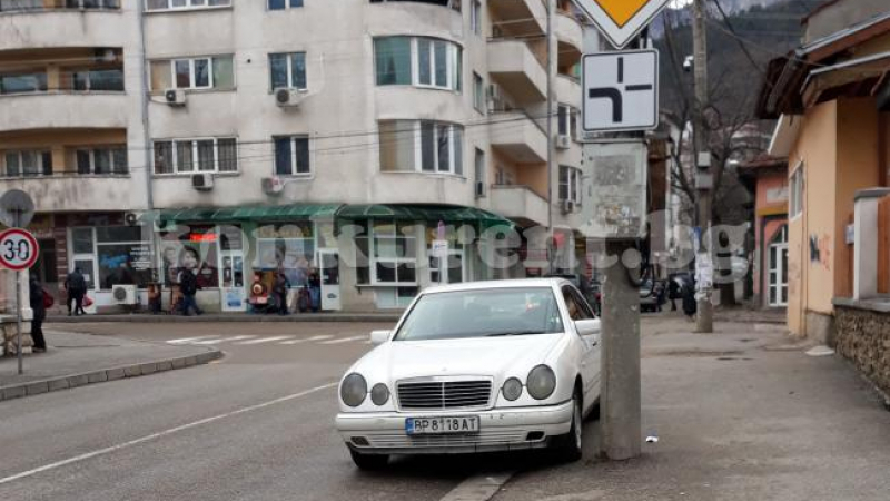 Врачанин с бял "Мерцедес" изуми всички с безумното си паркиране (СНИМКА)
