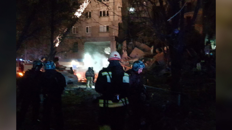 Огромна трагедия в Русия в навечерието на новата година, спасители вадят трупове от разрушена сграда (ВИДЕО)