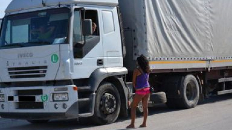 Румънски тираджия качи в камиона си напориста проститутка край Русе и съжали жестоко 