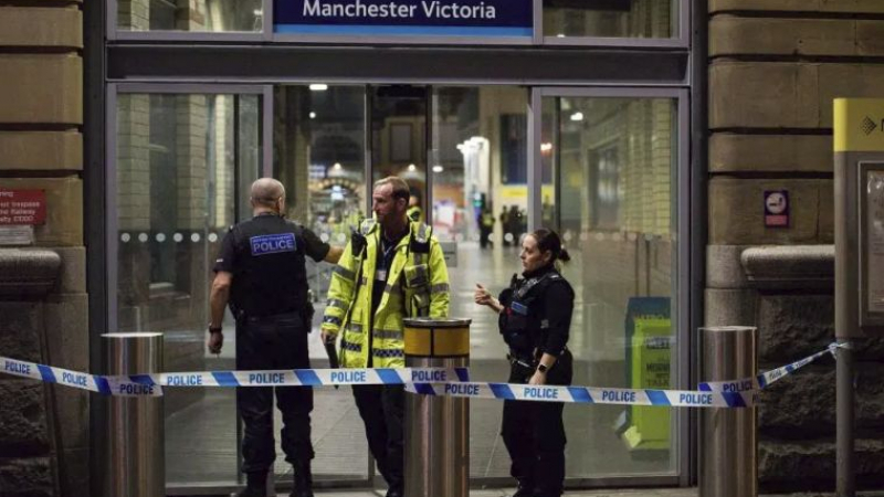 Мъж влетя на гара в Манчестър и с викове "Аллах Акбар" започна да мушка наред (СНИМКИ)