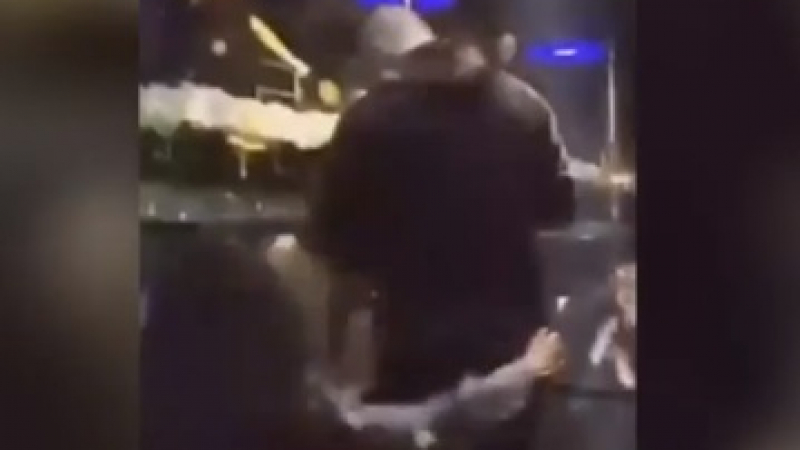 Фрапантно ВИДЕО разтърси Киев: Пиян полицейски шеф се държи вулгарно в клуб 