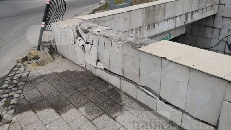 Нелеп екшън в Пловдив! Дрогиран водач опита да влезе с гръм и трясък в подлез с колата си (СНИМКИ)