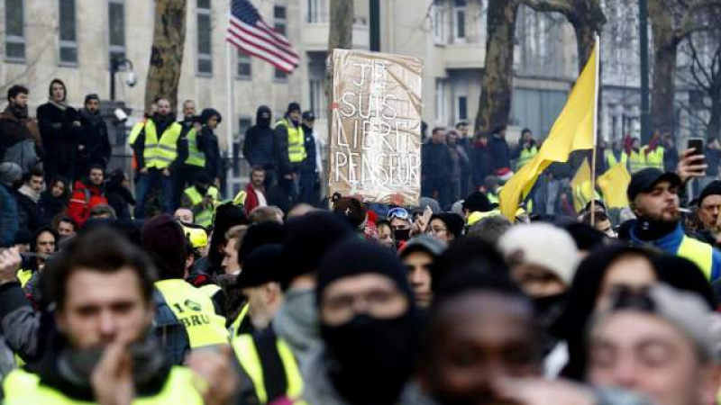 Арестуваха лидера на "жълтите жилетки" в Париж