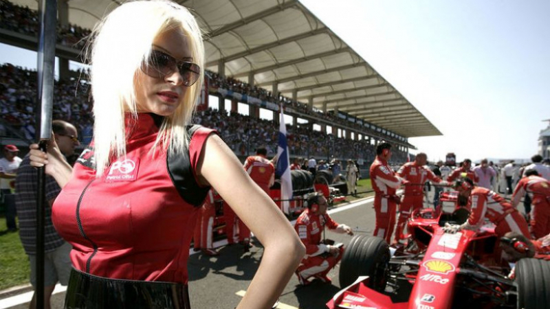 Насладете се на горещите и палави момичета от Формула 1 в нов автокалендар (СНИМКИ)