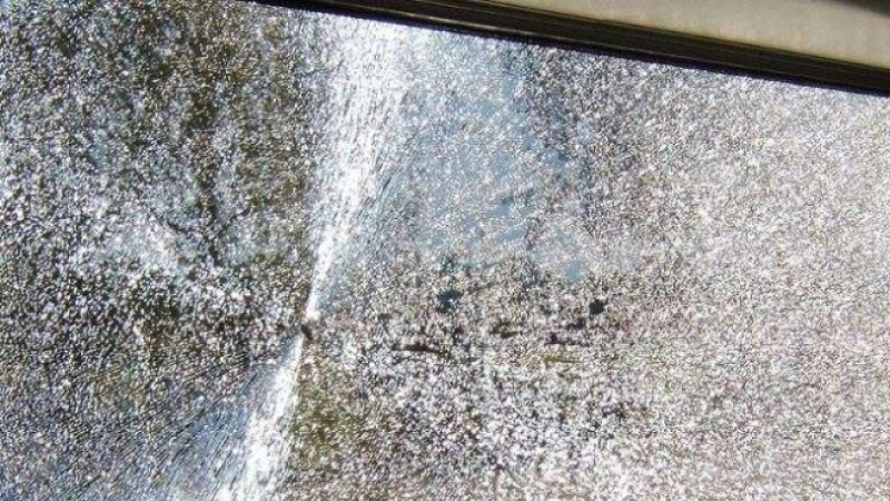 Гамени помляха стъклото на столичен автобус 