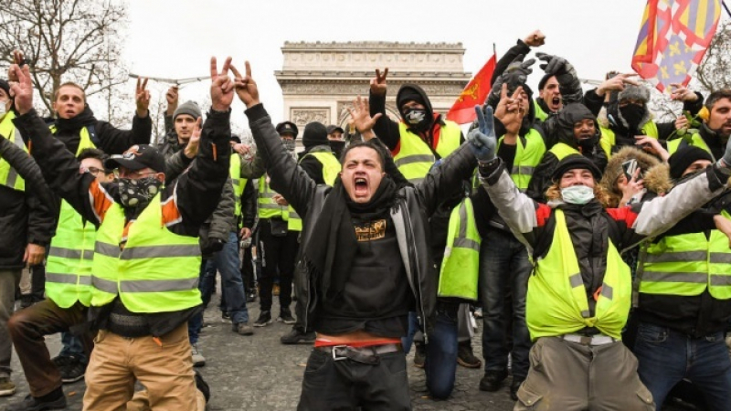 В Париж днес ще ври и кипи! "Жълтите жилетки" се готвят да действат
