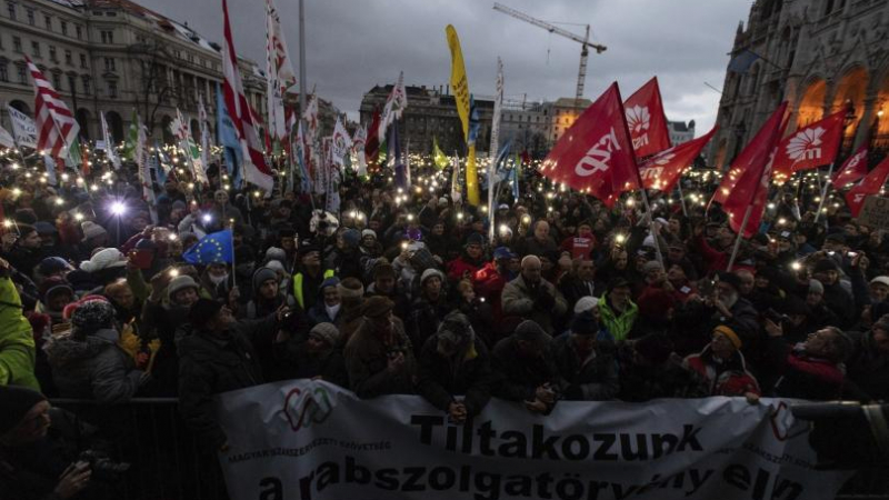 Унгарци протестираха срещу новия закон за извънреден труд и премиера Орбан