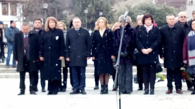 Въпреки студа и снега: Стотици се преклониха пред Ботев в Калофер (СНИМКИ)