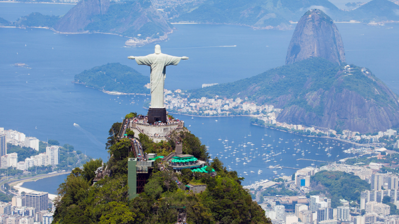 Брутален обир в Рио де Жанейро: Десетки туристи бяха пленени под статуята на Христос Спасител и държани за заложници 